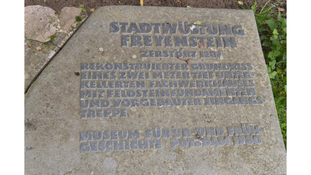 Ein Gedenkstein, mit dem auf die Stadtwüstung Freyensteins hingewiesen wird