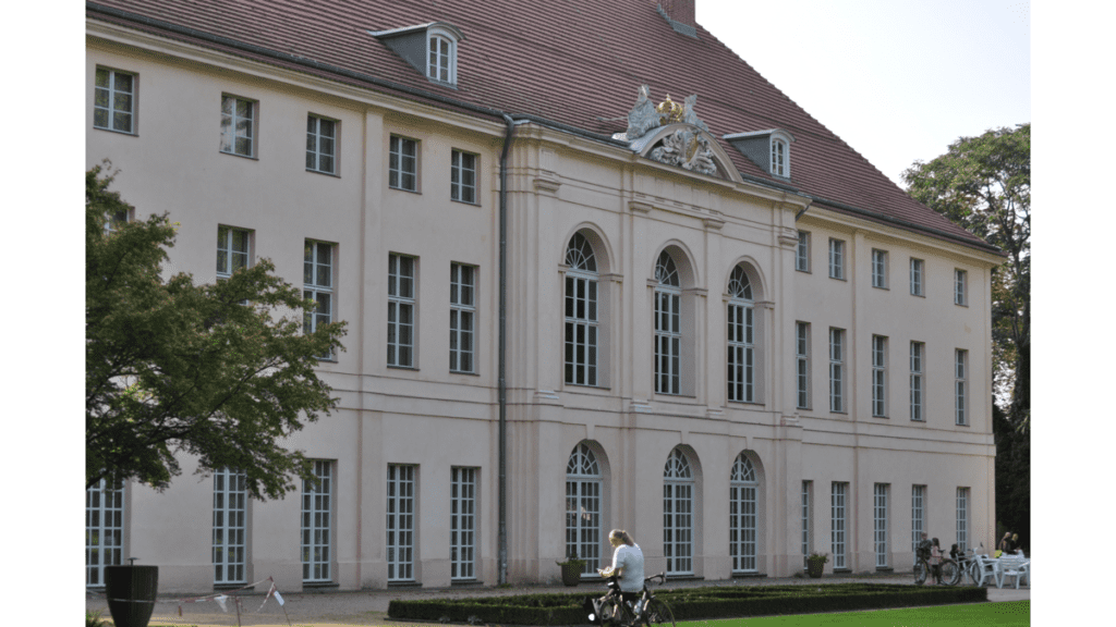 Die Frontansicht des Schlossen Schönhausen mit drei Stockwerken und einem vorgesetzten Mittelteil
