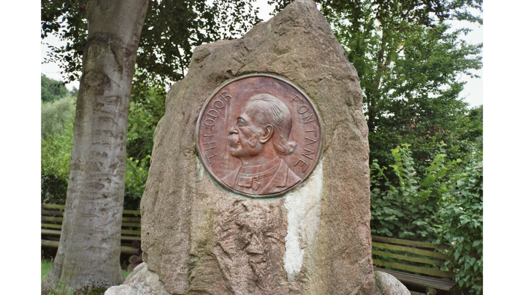 Ein Denkmal für den Schriftsteller Fontane im Profil auf einen Stein
