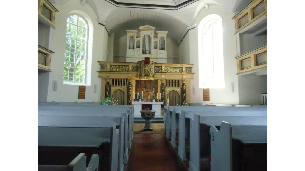 Der Innenraum der Kreuzkirche ist in weiß gehalten bis auf den geschmückten Altar