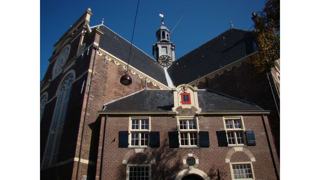 Die Ansicht einer Kirche in Amsterdam, deren Grundriss an den der Neustädter Kirche erinnert. Beide bilden ein griechisches Kreuz-