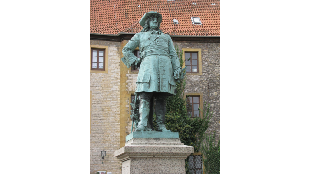 Die Statue des Großen Kurfürsten genannten Friedrich Wilhelm in Gehrock, Hut und Lockenperücke