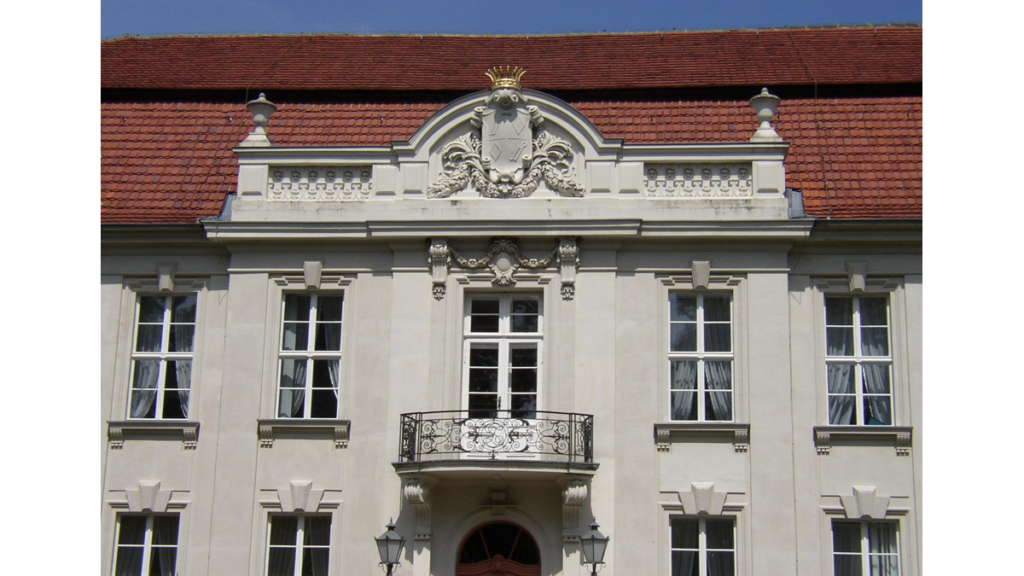 Die weisse Fassade des Wustrauer Schlosses mit einem Balkon