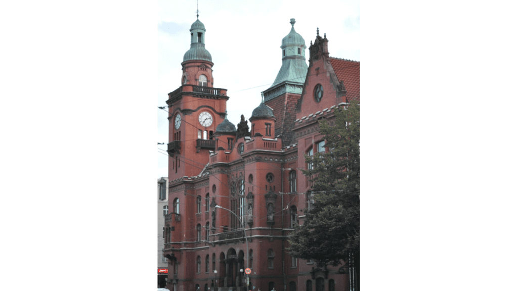 Das aus roten Backsteinen erbaute und mit Spitzgiebel und Türmen ausgestattete Rathaus in Pankow