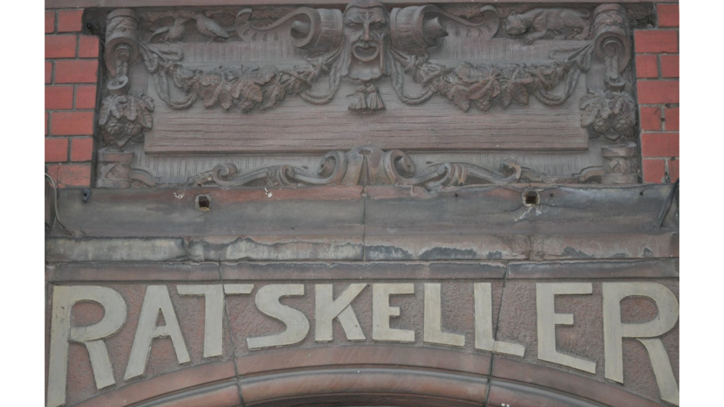 Über einen Torbogen des Ratshauses in Pankow ist der Schriftzug "Ratskeller" eingemeißelt, darüber gibt es eine Verzierung