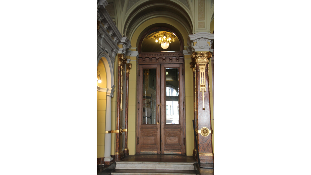 Das Vestibül des Rathauses mit einer Doppelflügel-Tür und reich verzierten Säulen