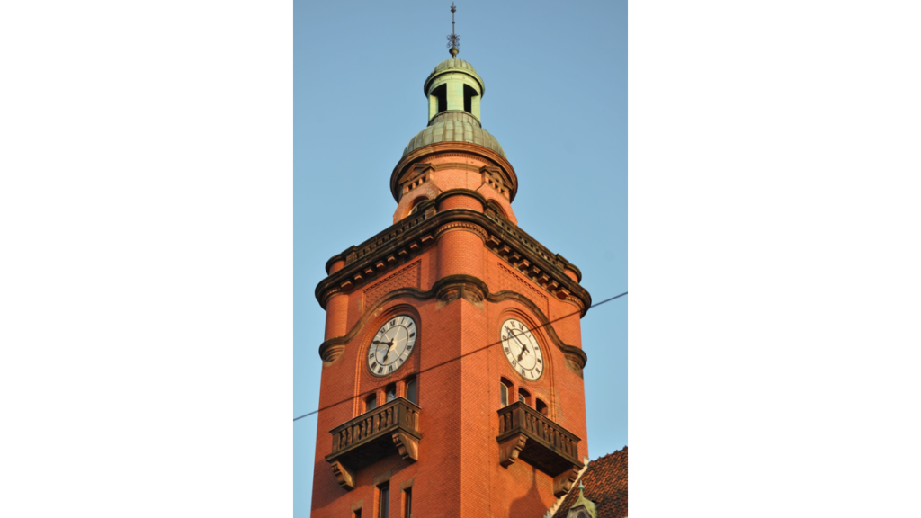 Die Spitze des Turms des Rathauses in Pankow mit einer Uhr