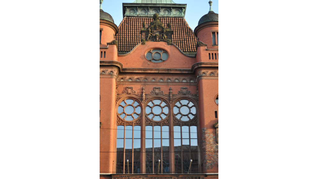 Eine riesige kirchenähnliche Fensterfront am Pankower Rathaus
