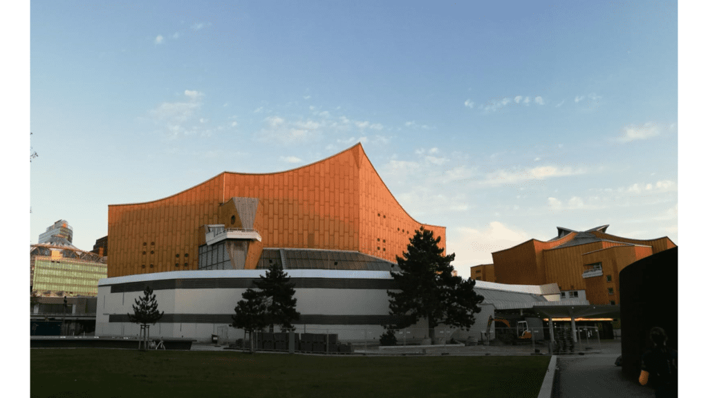 Die Berliner Philharmonie von außen mit einer zirkusartigen Bauform