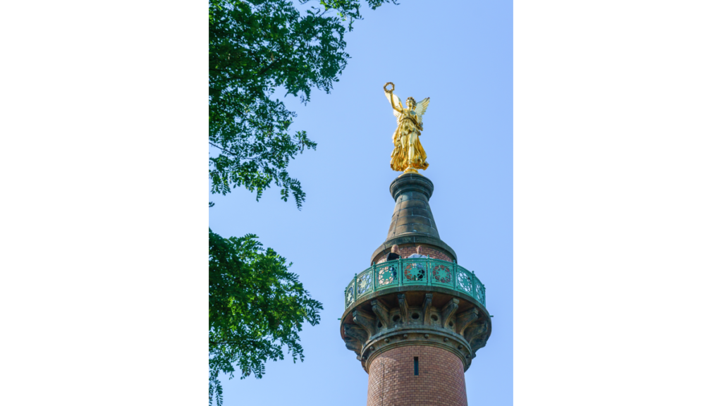 Die goldene Siegesgöttin mit Flügeln, Victoria, auf der Spitze der Siegessäule in Hakenberg