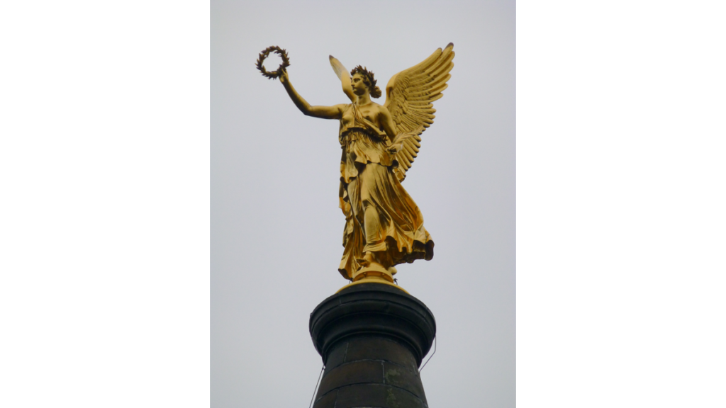 Die goldene Figur einer Frau mit Flügeln, die einen Siegerkranz in der Hand hält