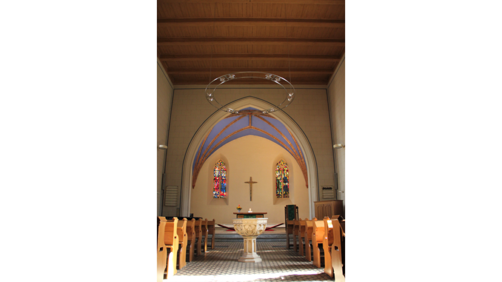 Das Innere der Pfarrkirche mit dem Taufbecken und dem Altar