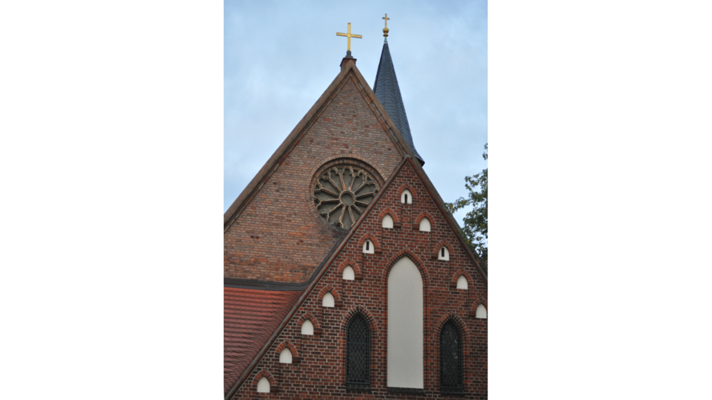 Zwei Giebel und im Hintergrund noch ein Spitzturm der Pfarrkirche Pankow