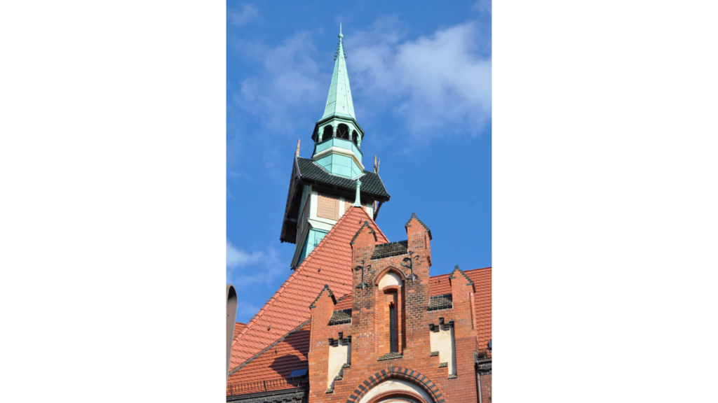 Ein viereckiges Türmchen am Rathaus Lichtenberg mit einer verkupferten Laterne und Spitzhelm