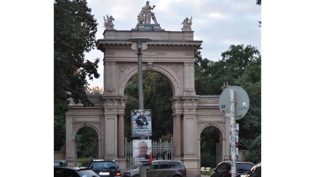Das dreigliedrige steinerne Eingangsportal zum Bürgerpark in Pankow