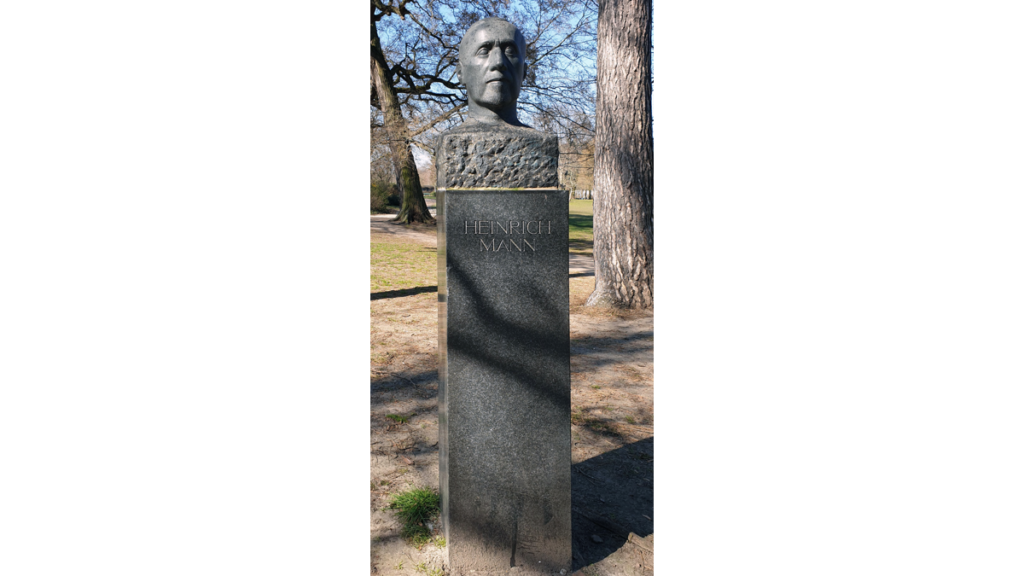 Eine Büste mit dem Gesicht des Schriftstellers Heinrich Manns im Bürgerpark