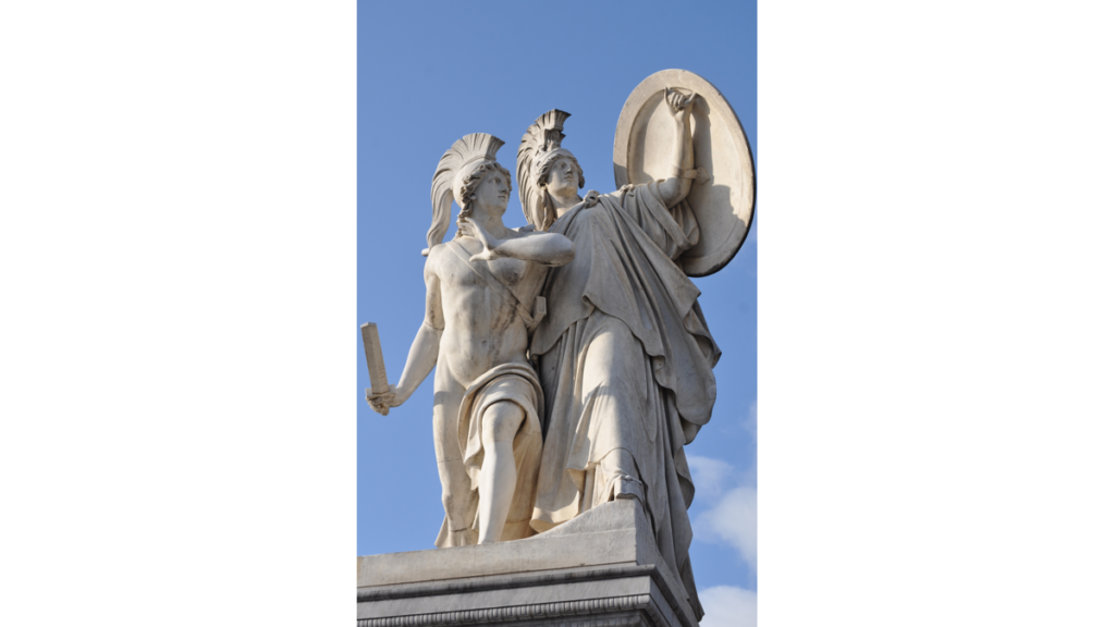 Die Statue der Göttin Athene beschützt einen behelmten Jüngling mit ihrem Schild