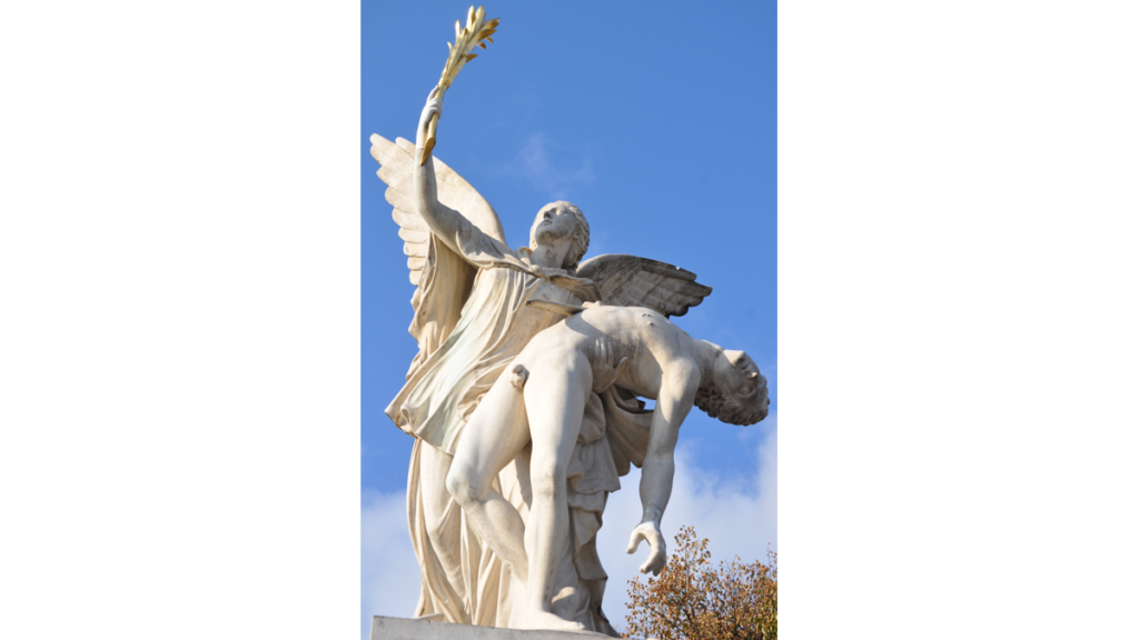 Eine Statue der Göttin Iris trägt einen gefallenen Jüngling zum Olymp empor