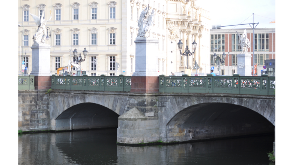 Eine Brücke mit gußeisernen Gittern zwischen Säulen mit Statuen