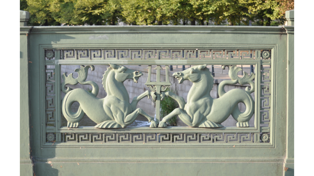 Zwei stilisierte Seepferdfiguren am Geländer der Schloßbrücke