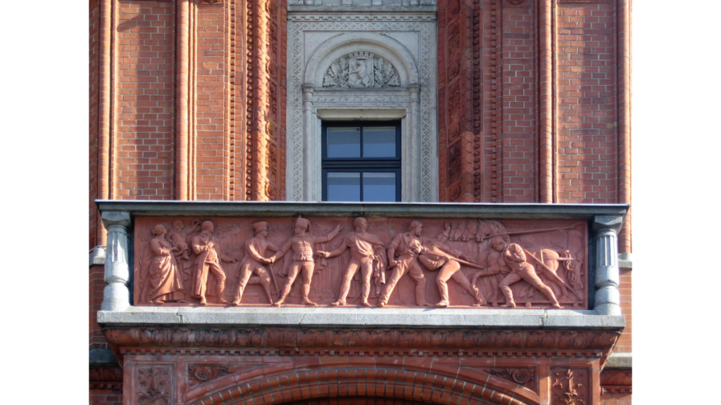 Ein Terrakottafries am Roten Rathaus, das die Rückführung des Brandenburger Tors zeigt