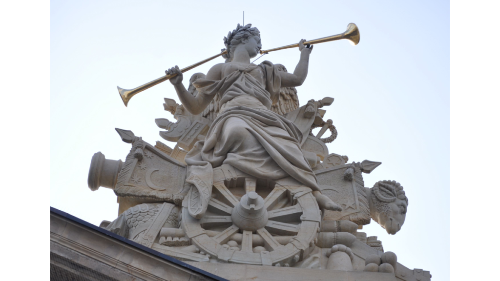 Die Skulptur der Siegesgöttin Victoria, die mit einer Posaune den Sieg verkündet