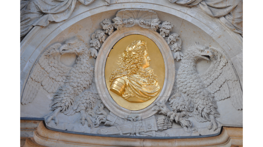 Eine goldene Abbildung des Kopfes des Königs Friedrich I. von Preussen als Medaillon