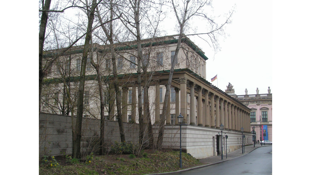 Eine Reihe von Säulen, die einen dreistöckigen Palast umgibt.