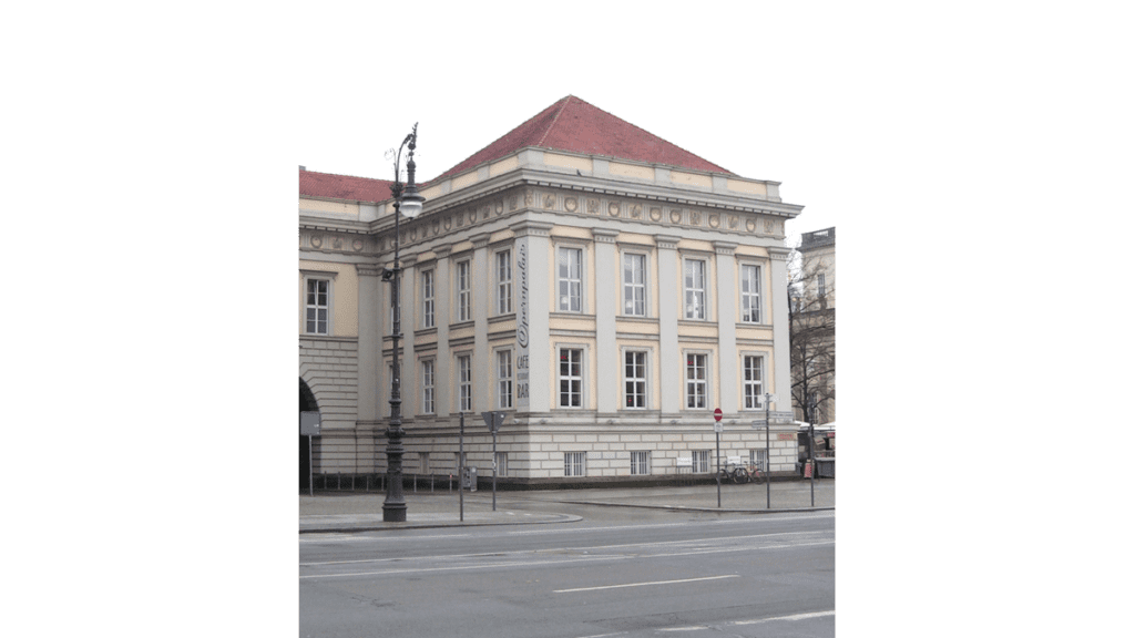 Ein klassisch gestalteter Flügel eines zweistöckigen Gebäudes, an dem der Schriftzug "Opernpalais" steht.