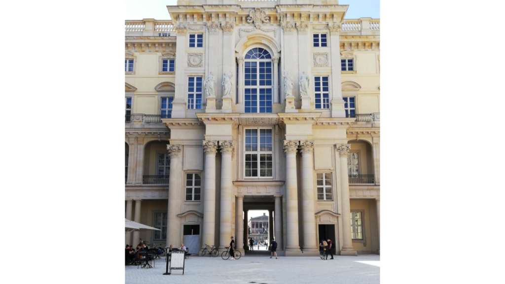 Ein Portal in einem klassischen Gebäude gibt den Blick auf ein Museum frei