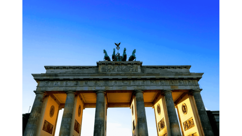 Das sechssäulige Brandenburger Tor von unten vor einem strahlend blauen Himmel fotografiert