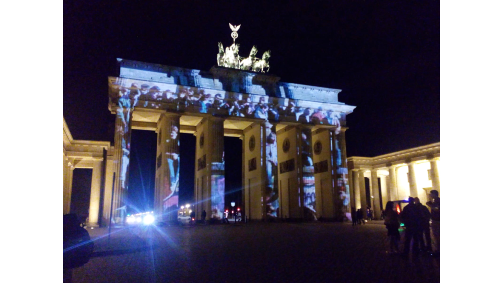 Das Brandenburger Tor wird nachts mit Licht-Projektionen angestrahlt