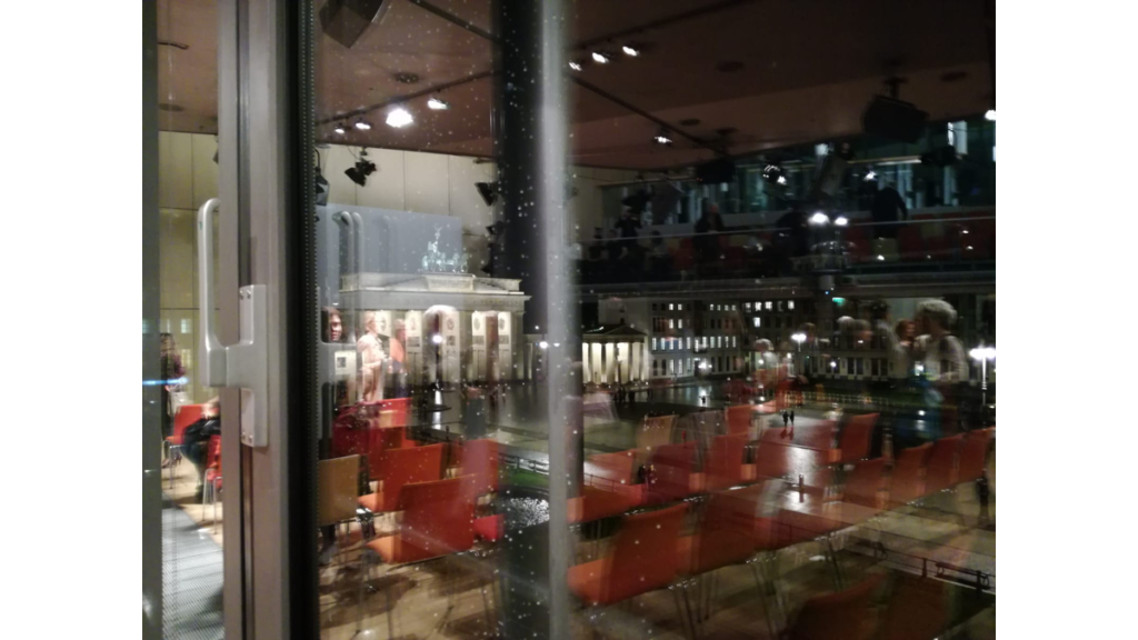Ein durch die Spiegelung einer Scheibe fotografierte Dopplung, so dass man gleichzeitig das Brandenburger Tor und die Akademie der Künste sehen kannDopplung