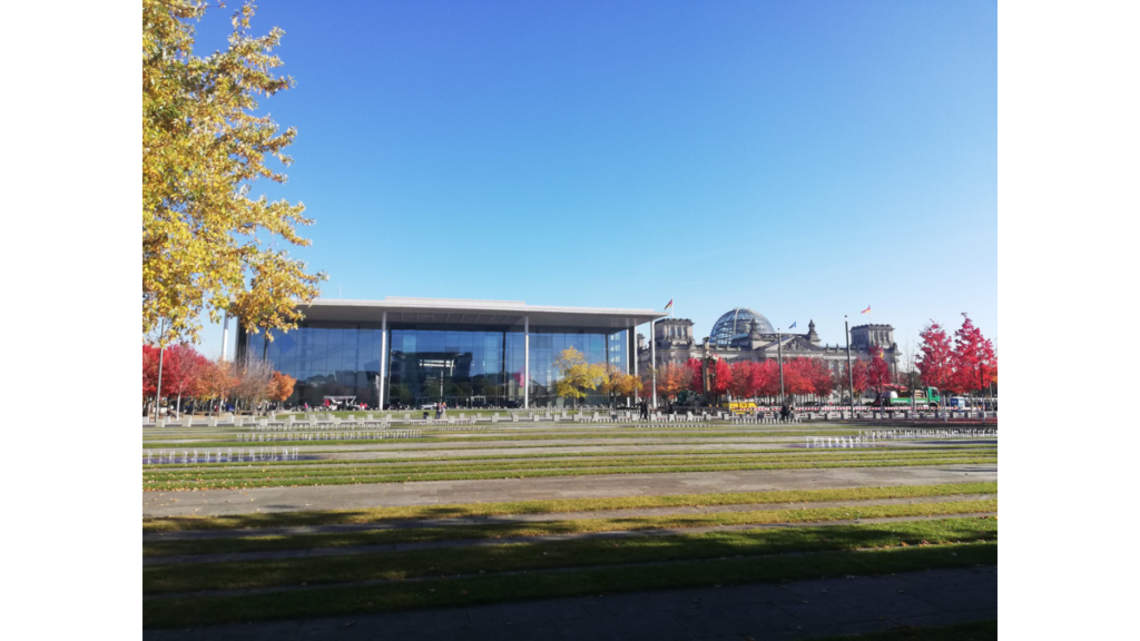 Das eingeschossige Paul-Löbe-Haus mit einer grossen Glasfassade, rechts daneben der Reichstag