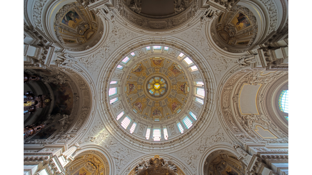 Der Blick von unter hinauf in die verzierte Kuppel des Berliner Doms