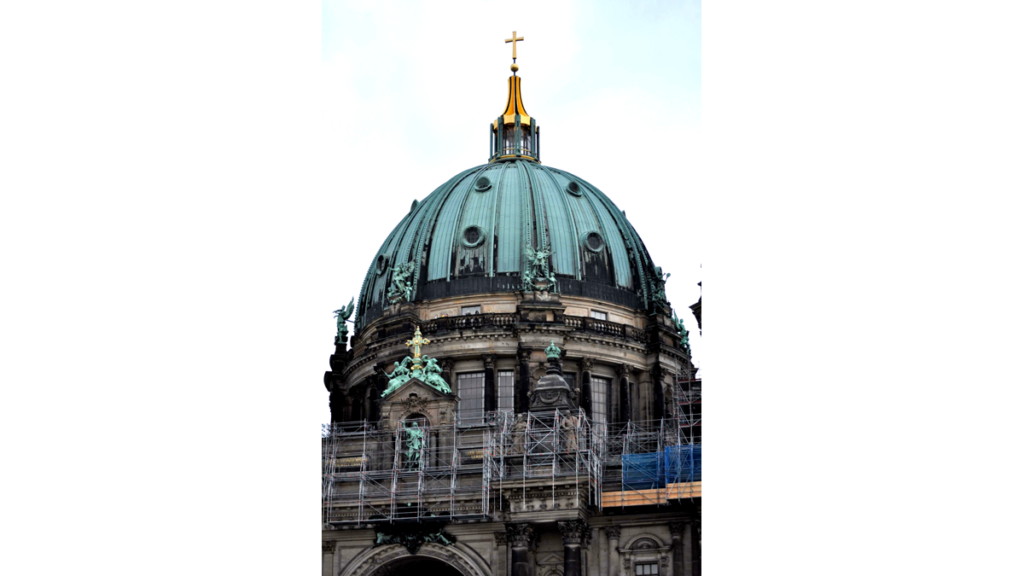 Die grosse Kuppel des Berliner Doms mit seiner verzierten Spitze