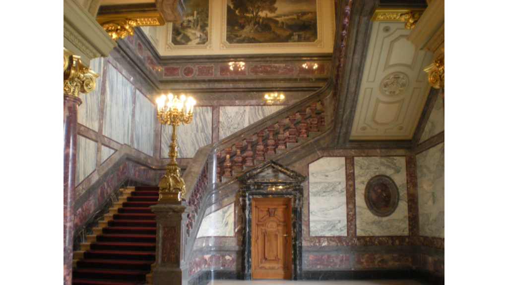 Das opulent mit Gold und Marmor ausgestattete kaiserliche Treppenhaus im Berliner Dom