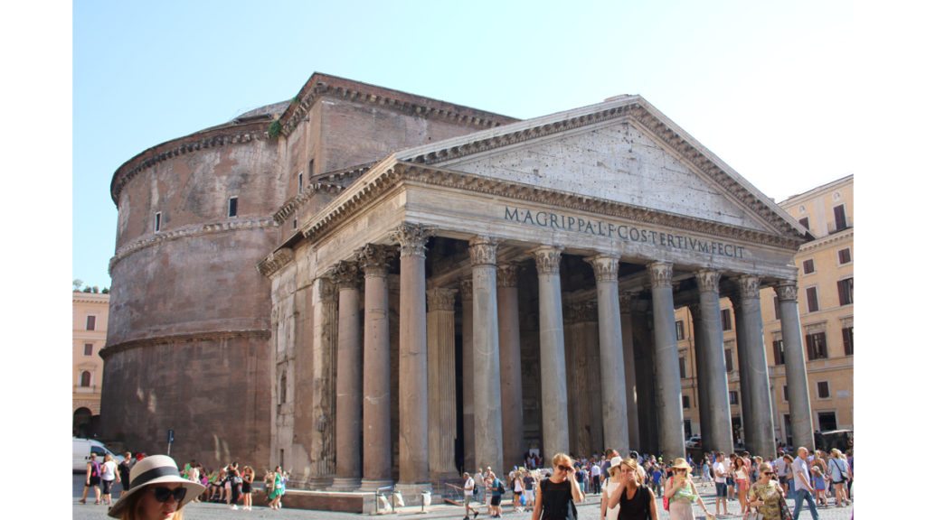 Der klassische Bau des Pantheons in Rom mit einem Säulenvorbau und einer runden Kuppel