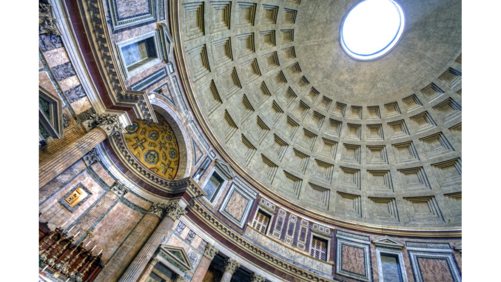 Der Blick nach oben in der prächtig verzierten Kuppel des Pantheons