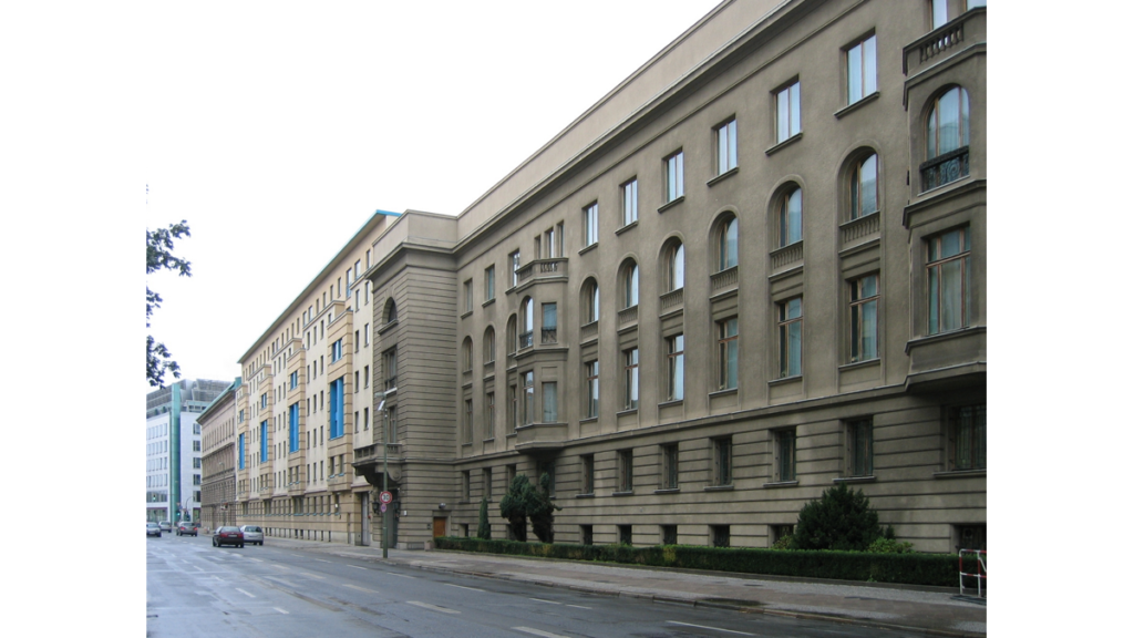 Die Rückseite der Russischen Botschaft besteht aus langgezogenen, fünfstöckigen Häuserreihen