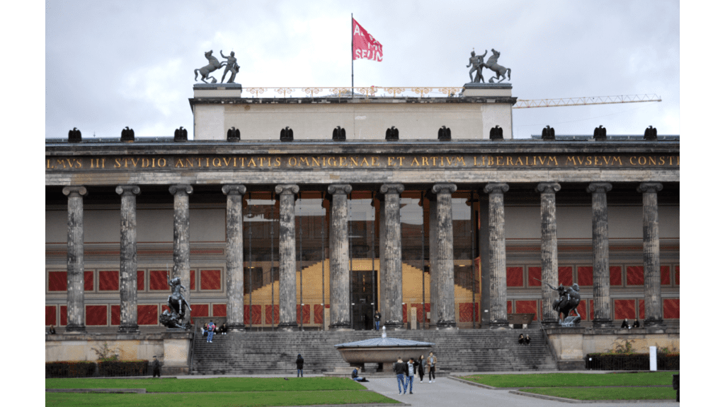 Die Vorderfassade des Alten Museums in Berlin. Es ist ein klassizistischer Bau mit einer langen Säulenreihe als Front