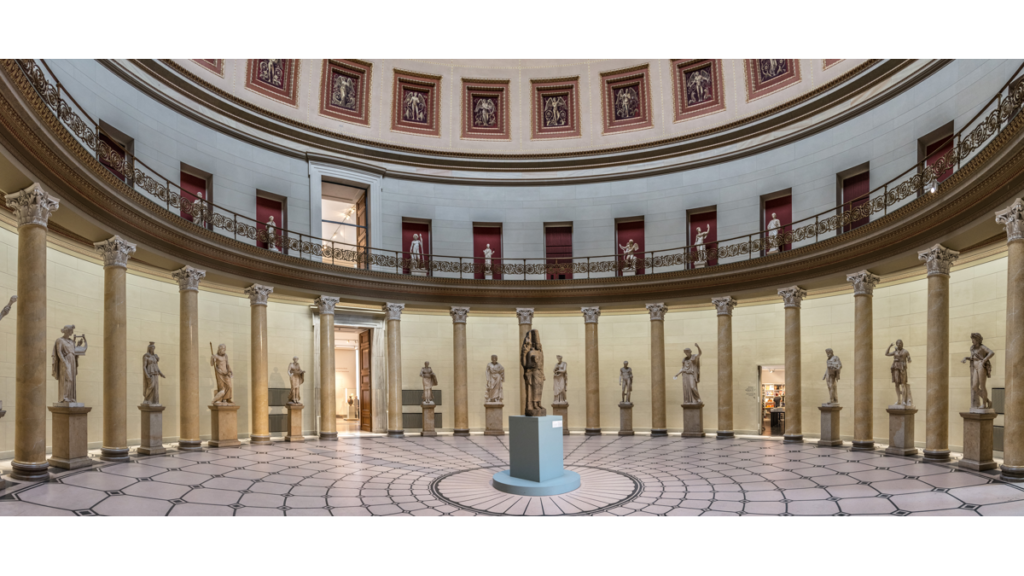 In der Rotunde des Alten Museums sind antike Statuen platziert