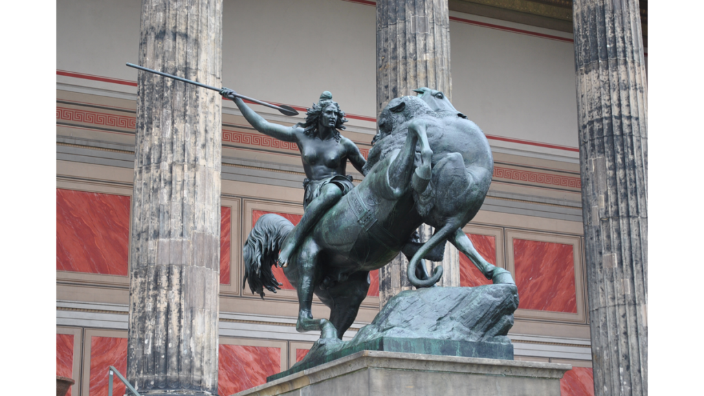 Die Figur einer Amazone vor dem Alten Museum auf einem Pferd, die mit ihrem Speer einen Panther erlegt