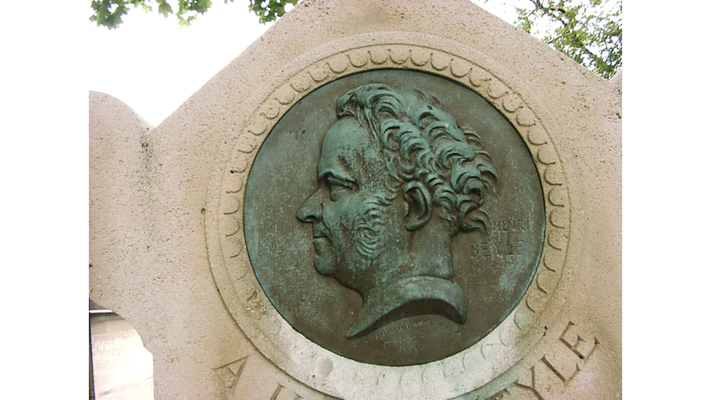 Das medaillonförmige Abbild des Dichters Stendhal auf seinem Grabstein in Paris