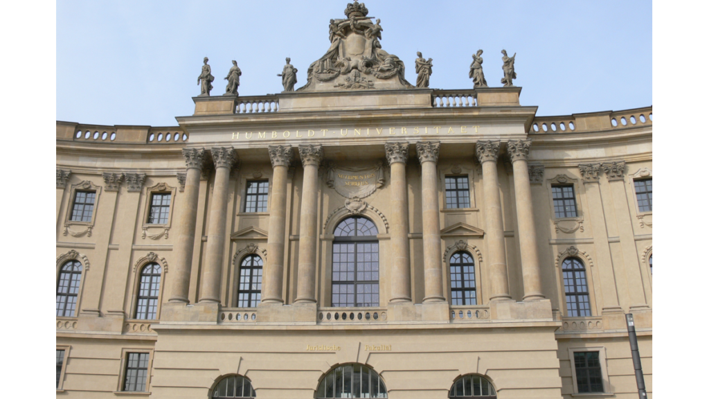 Der mittlere Teil der Fassade der Alten Bibliothek, an der der heutige Name der Humboldt-Universität steht