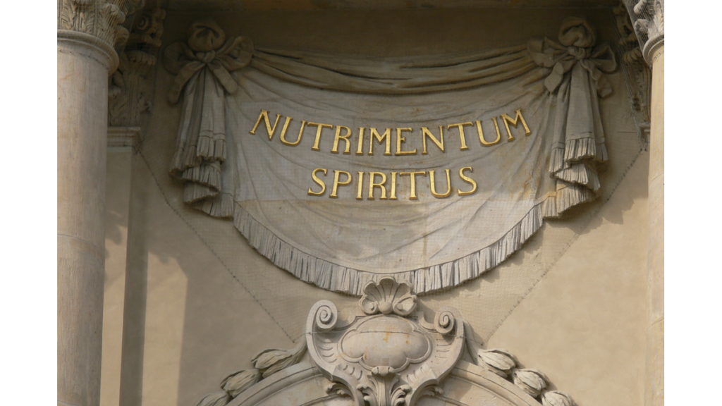 Eine in Stein gehauene Inschrift mit den lateinischen Wörtern "Nutrimentum spiritus", was Nahrung des Geistes bedeutet.