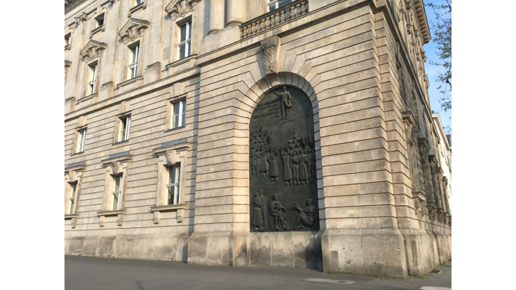 An einer Ecke des 1neuen Marstalls in Berlin erinnert ein Relief an Karl Liebknecht