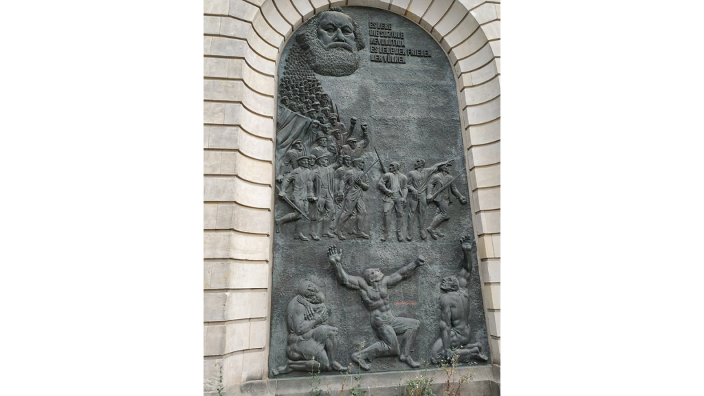 Ein Relief im Neuen Marstall, das an Karl Marx erinnert