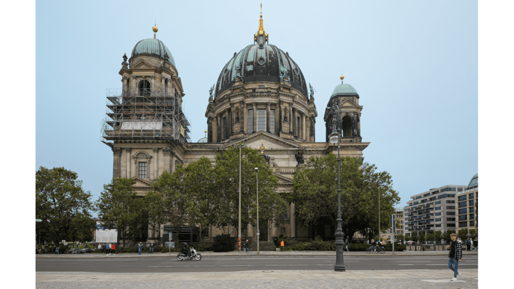 Die Frontansicht des Berliner Doms, in dem sich die Hohenzollerngruft befindet