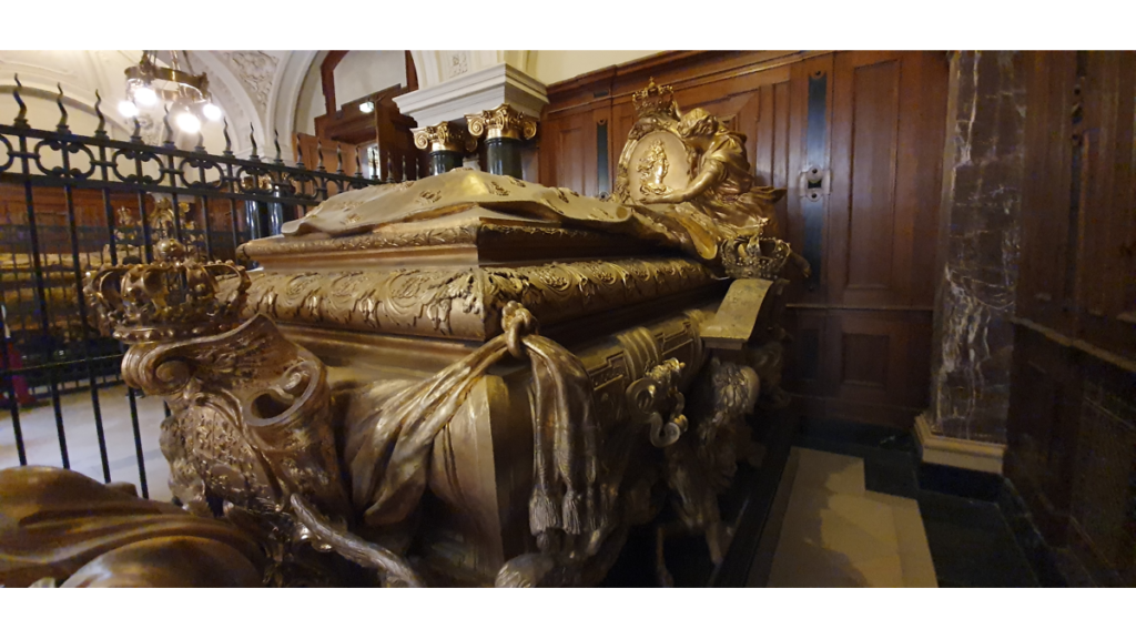 Ein prunkvoll verzierter Sarkophag der Königin Sophia Charlotte, zweite Frau von Friedrich I.